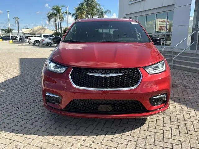2026 Chrysler Pacifica Select photo 3