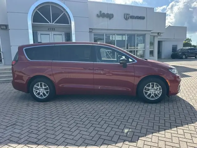 2026 Chrysler Pacifica Select photo 5