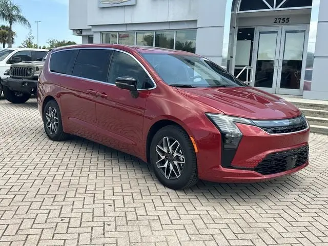 2027 Chrysler Pacifica Limited photo 5