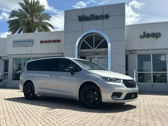 2026 Chrysler Pacifica Limited's photo