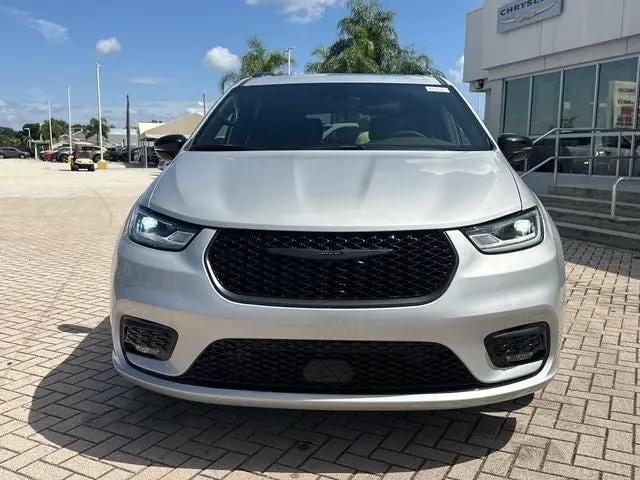 2026 Chrysler Pacifica Limited photo 3