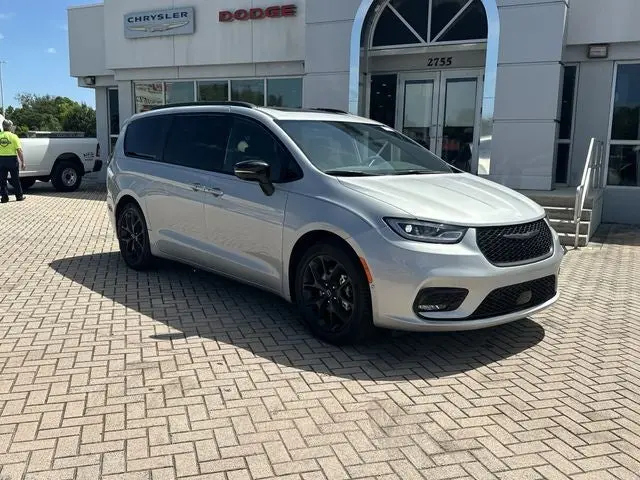 2026 Chrysler Pacifica Limited photo 4