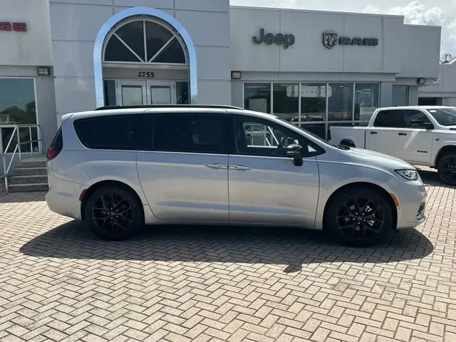 2026 Chrysler Pacifica Limited photo 5