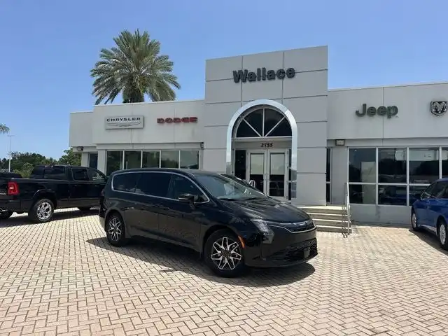 2027 Chrysler Pacifica Limited's photo