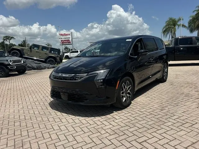 2027 Chrysler Pacifica Limited photo 3