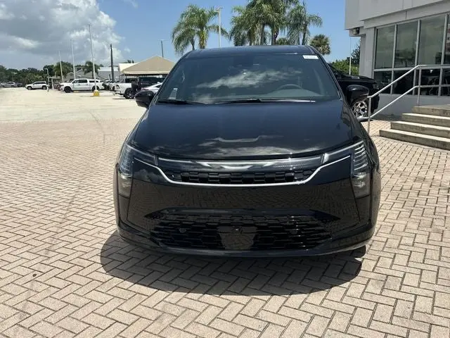 2027 Chrysler Pacifica Limited photo 4