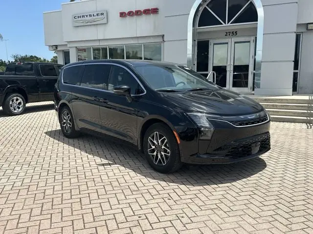 2027 Chrysler Pacifica Limited photo 5