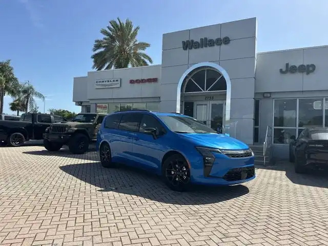2027 Chrysler Pacifica Limited's photo