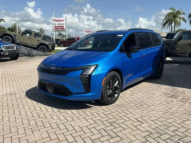 2027 Chrysler Pacifica Limited photo 3