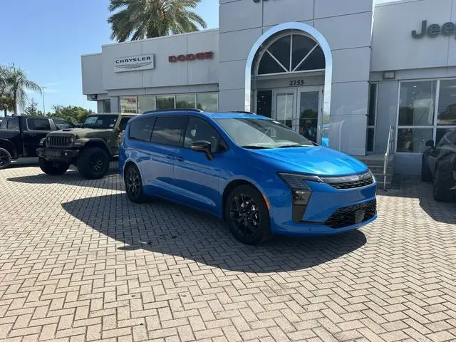 2027 Chrysler Pacifica Limited photo 5