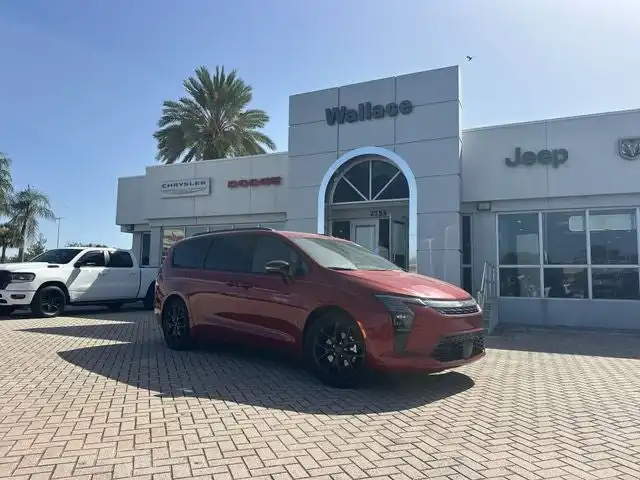 2027 Chrysler Pacifica Limited's photo