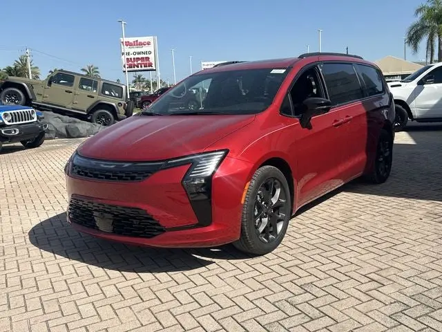 2027 Chrysler Pacifica Limited photo 3