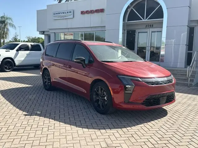 2027 Chrysler Pacifica Limited photo 5