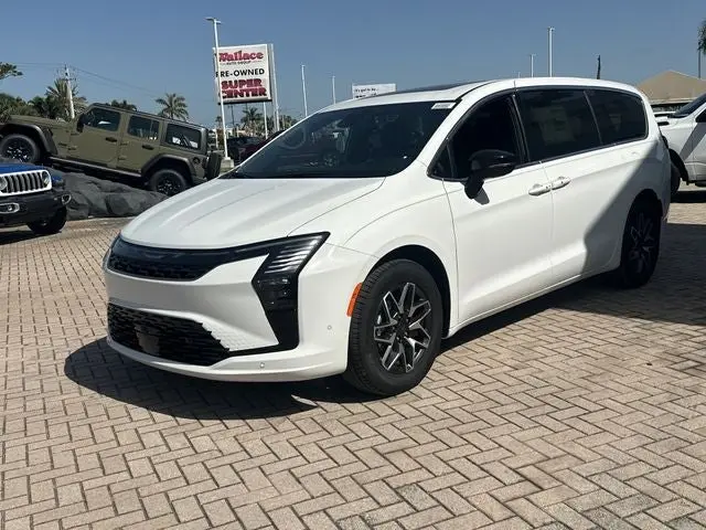 2027 Chrysler Pacifica Limited photo 3