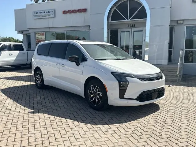 2027 Chrysler Pacifica Limited photo 5