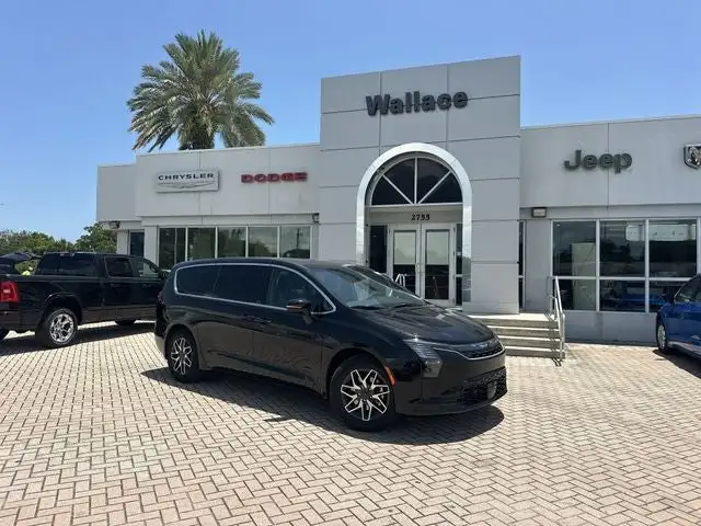 2027 Chrysler Pacifica Limited's photo