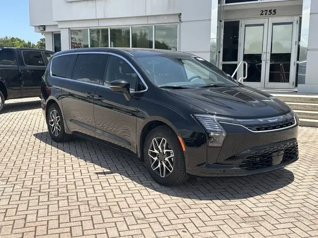 2027 Chrysler Pacifica Limited photo 5