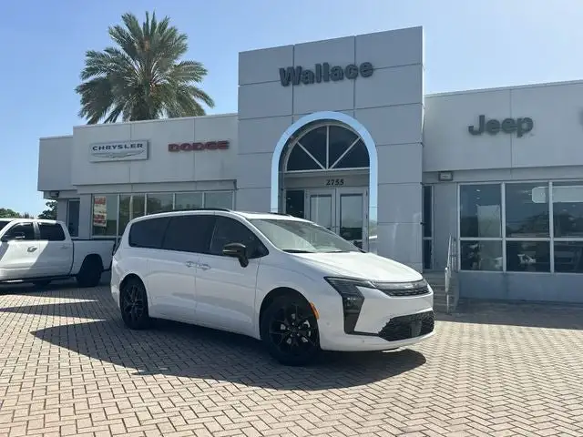 2027 Chrysler Pacifica Limited's photo