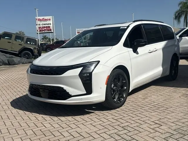 2027 Chrysler Pacifica Limited photo 3