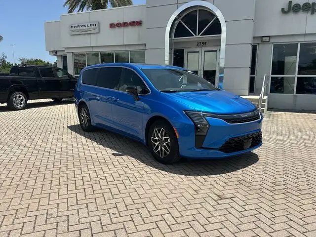 2027 Chrysler Pacifica Limited photo 5