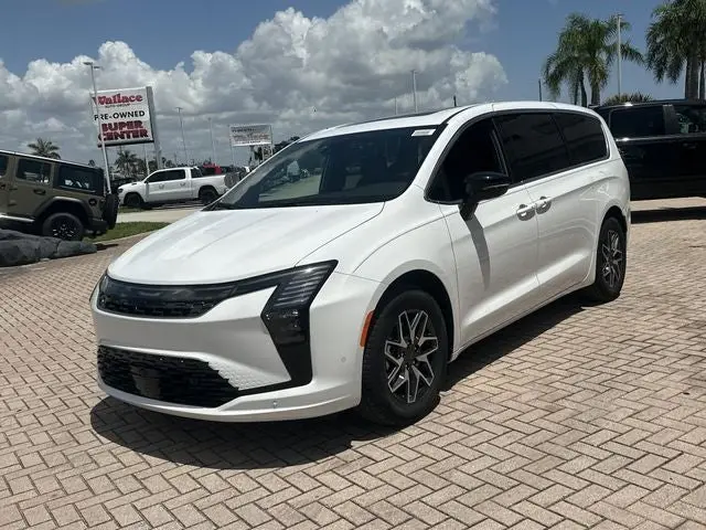 2027 Chrysler Pacifica Limited photo 3