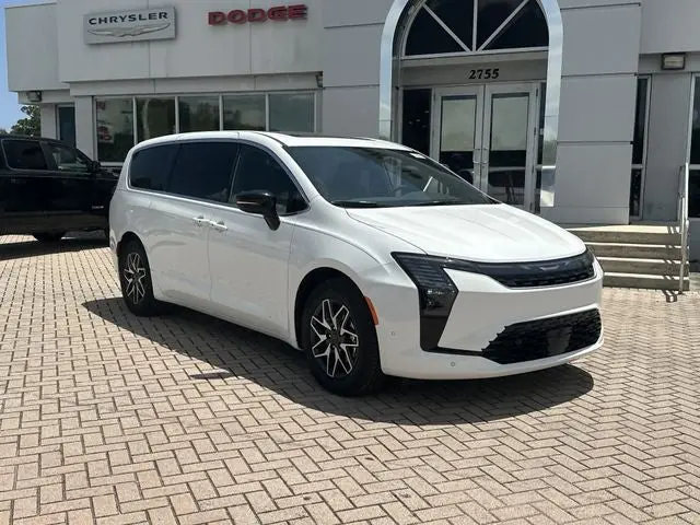2027 Chrysler Pacifica Limited photo 5