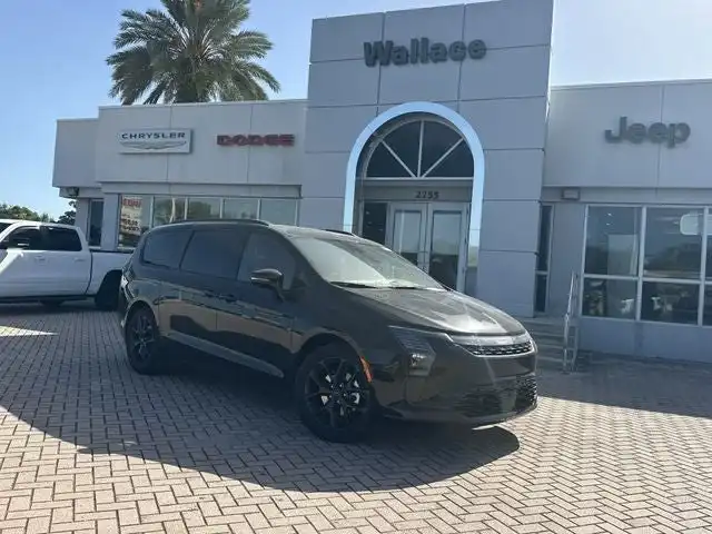 2027 Chrysler Pacifica Limited's photo