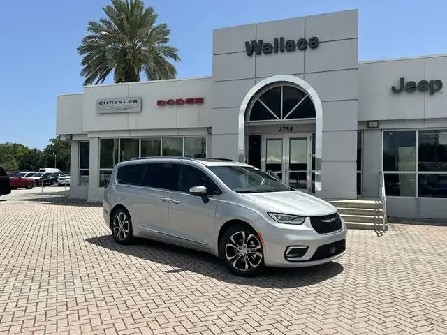 2026 Chrysler Pacifica Pinnacle's photo