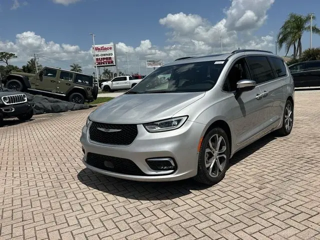 2026 Chrysler Pacifica Pinnacle photo 3