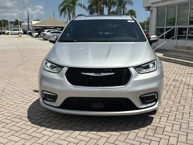 2026 Chrysler Pacifica Pinnacle photo 4