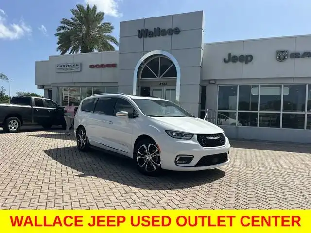 2022 Chrysler Pacifica Pinnacle's photo