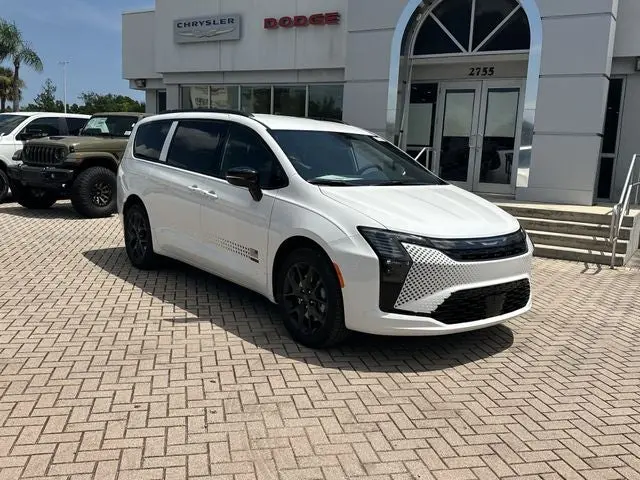 2027 Chrysler Pacifica Select AWD photo 5