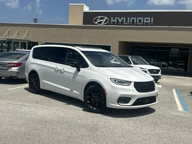 2023 Chrysler Pacifica Limited AWD photo 1