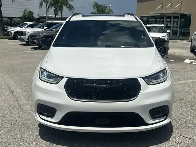 2023 Chrysler Pacifica Limited AWD photo 3
