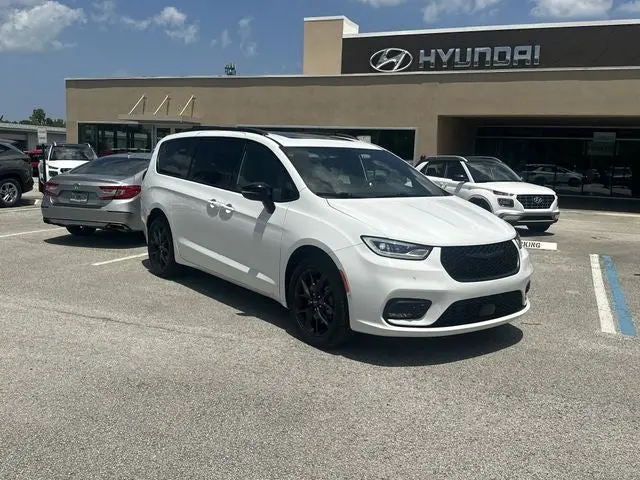 2023 Chrysler Pacifica Limited AWD photo 4