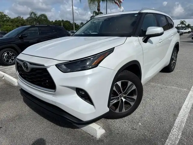 2023 Toyota Highlander XLE FWD's photo