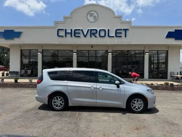 2023 Chrysler Voyager LX's photo