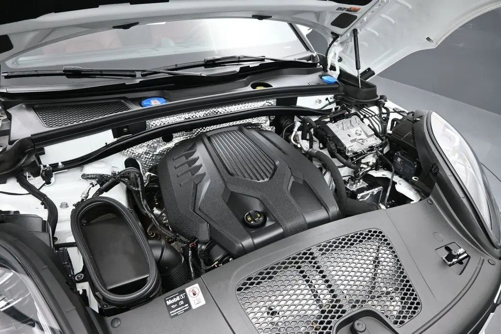 2025 Porsche Macan Base photo 4