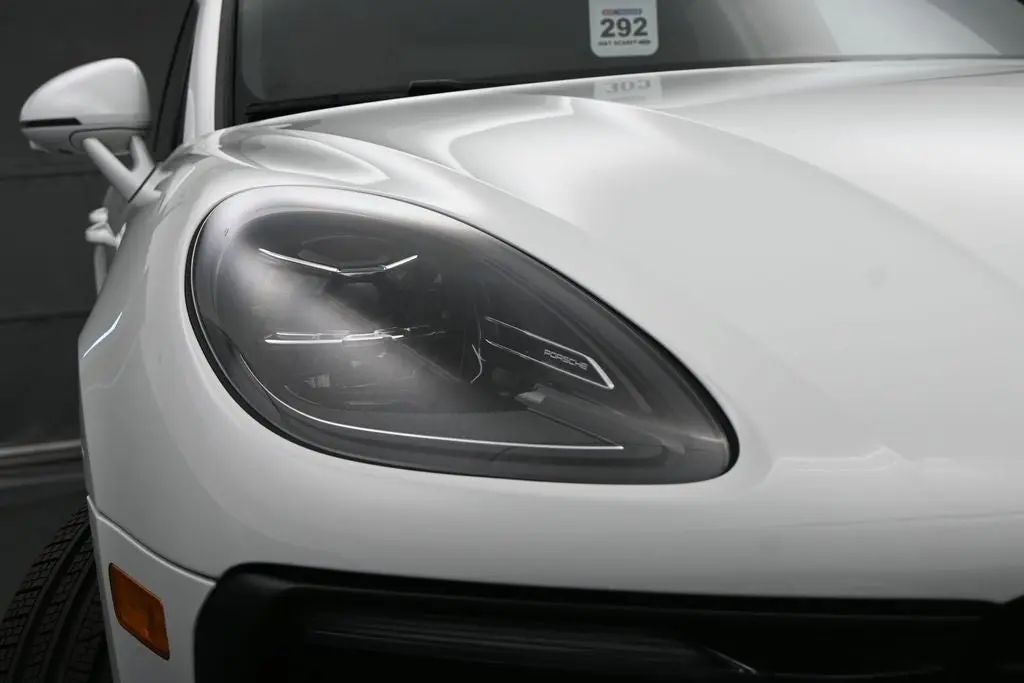 2025 Porsche Macan Base photo 5