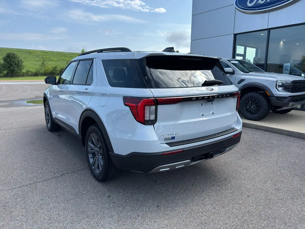 2026 Ford Explorer Active 4WD photo 4