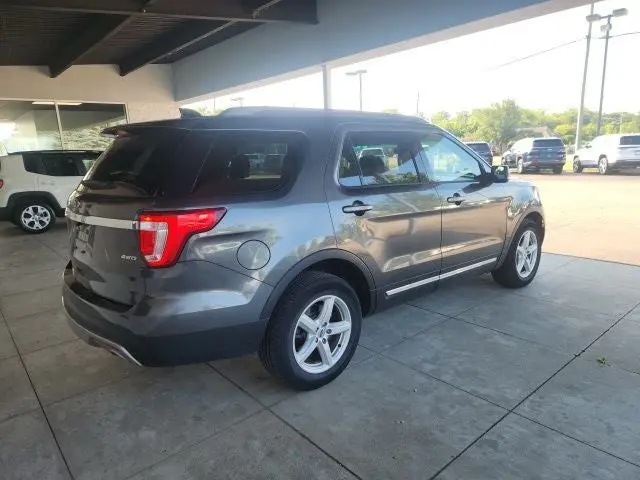 2017 Ford Explorer XLT 4WD photo 3