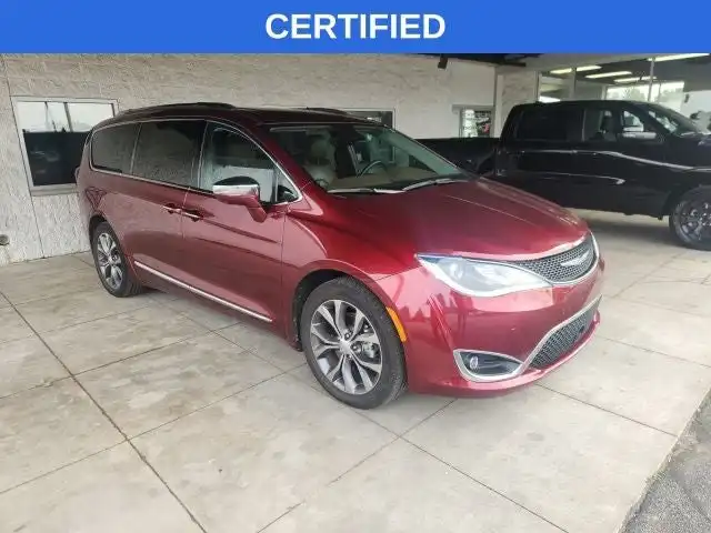 2017 Chrysler Pacifica Limited's photo