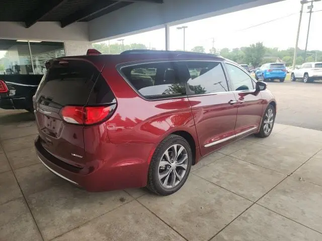 2017 Chrysler Pacifica Limited photo 3