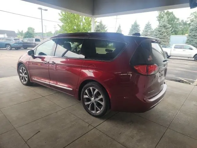 2017 Chrysler Pacifica Limited photo 4