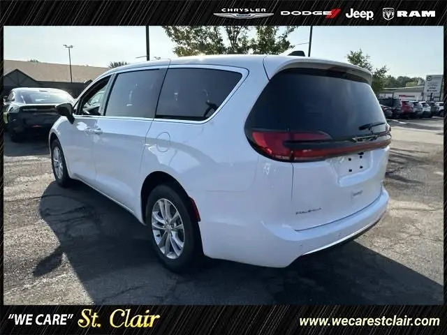 2027 Chrysler Pacifica Select AWD photo 3