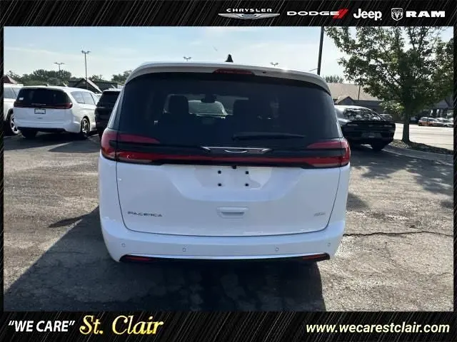 2027 Chrysler Pacifica Select AWD photo 4