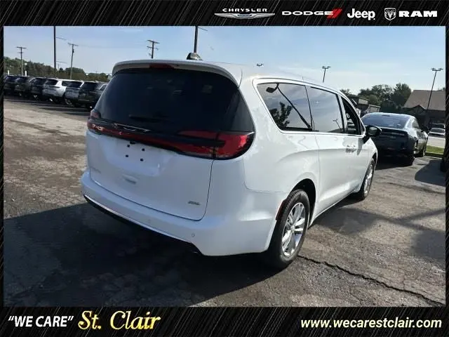 2027 Chrysler Pacifica Select AWD photo 5