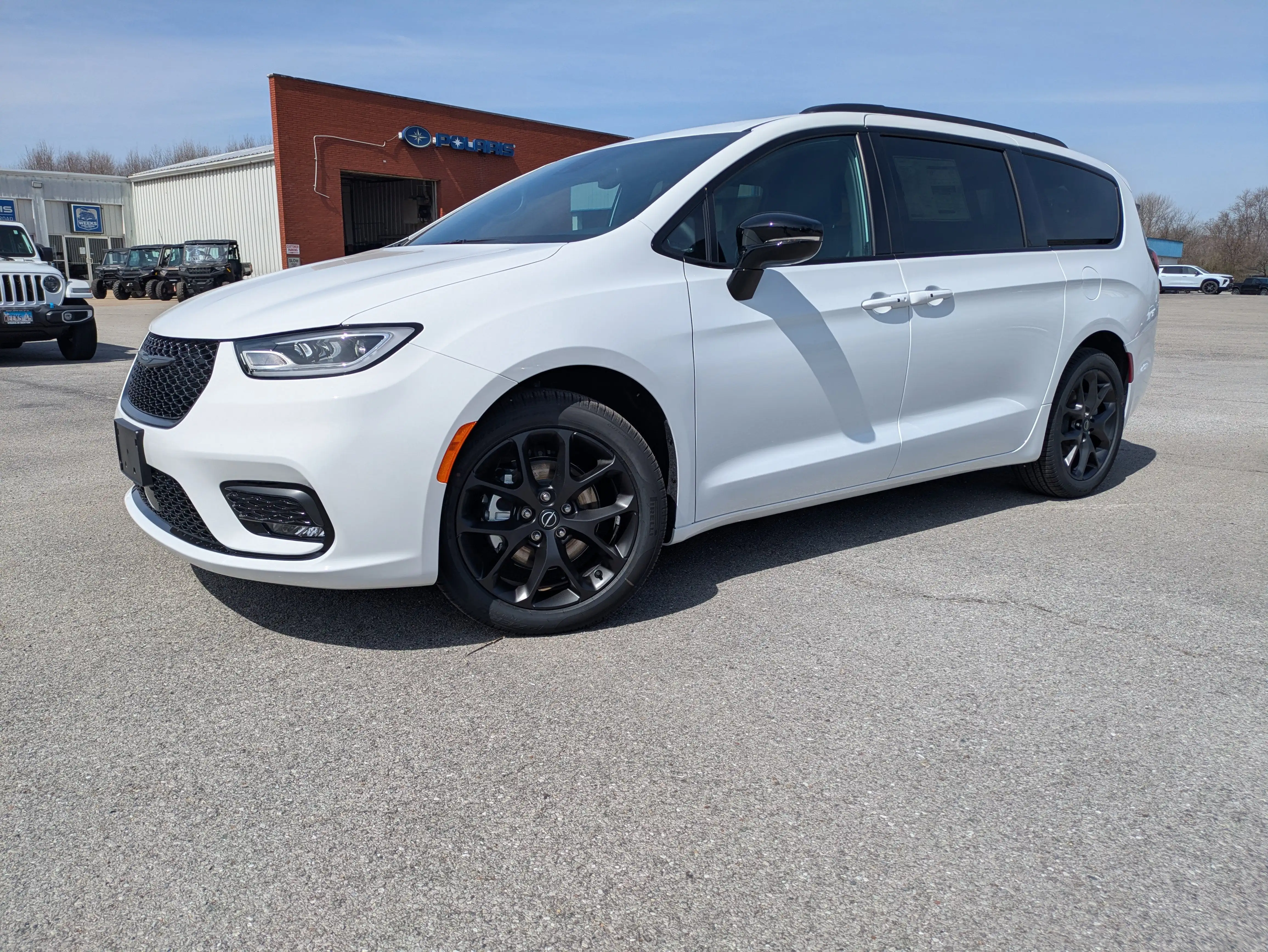 2026 Chrysler Pacifica Select's photo