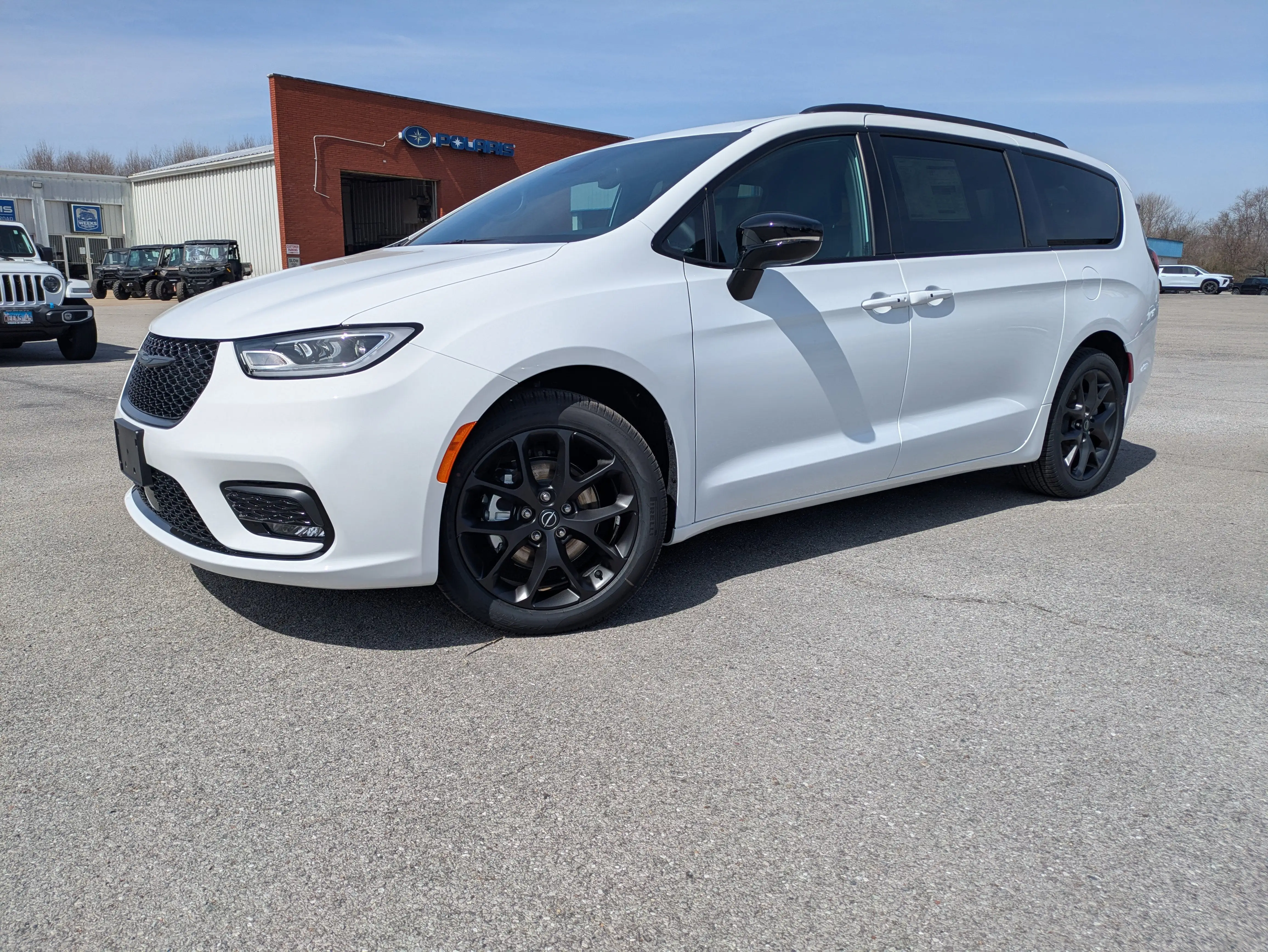 2026 Chrysler Pacifica Select's photo