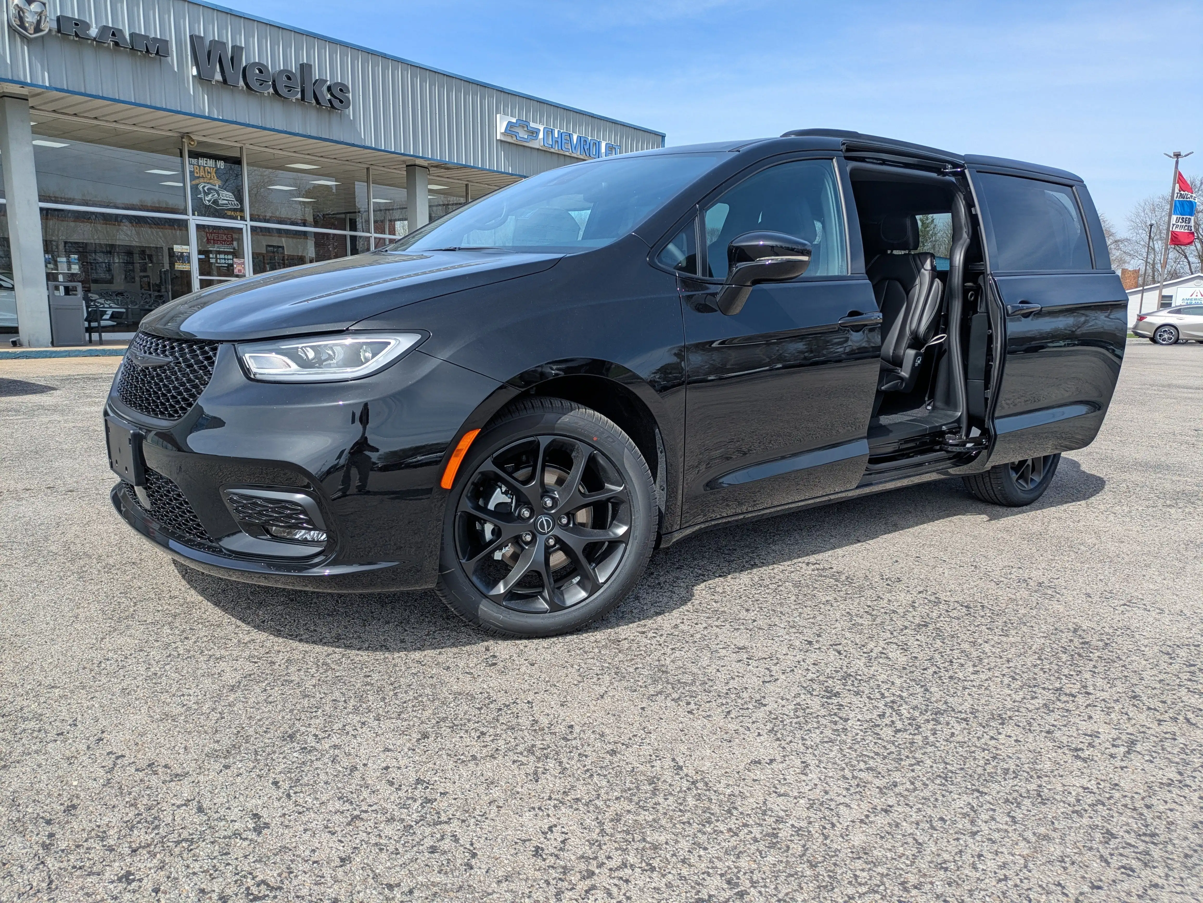 2026 Chrysler Pacifica Select's photo